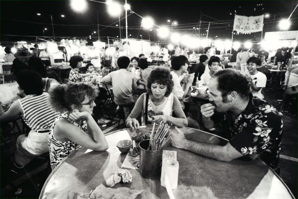 Hungry tourists at one of Tai Tat Tei’s lively open-air restaurants in Sheung Wan, Hong Kong, in 1986. Photo: SCMP Archives Hungry tourists at one of Tai Tat Tei’s lively open-air restaurants in Sheung Wan, Hong Kong, in 1986. Photo: SCMP Archives