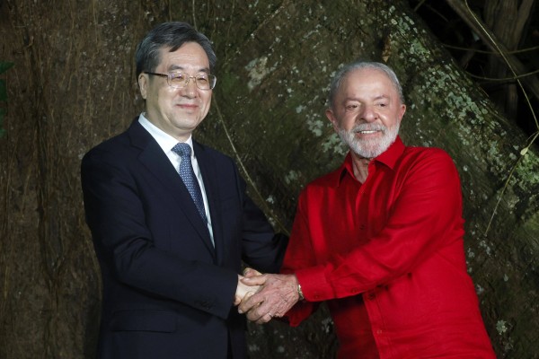 Chinese Vice-Premier Ding Xuexiang (left) and Brazilian President Luiz Inacio Lula da Silva met on Wednesday in Belem, Brazil. Photo: AFP