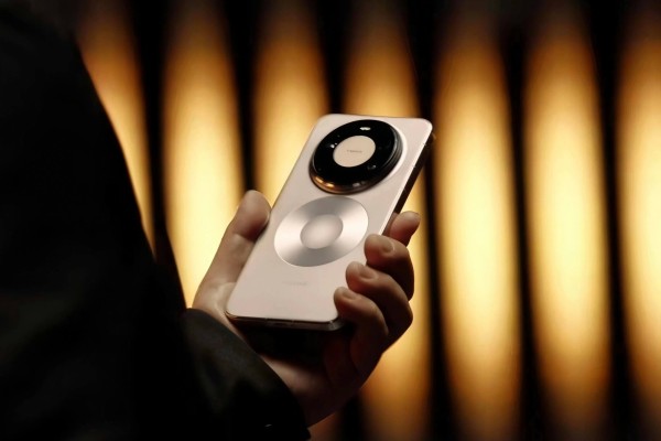 Huawei Technologies’ new polar day gold Mate 80 Pro Max model. Photo: Handout
