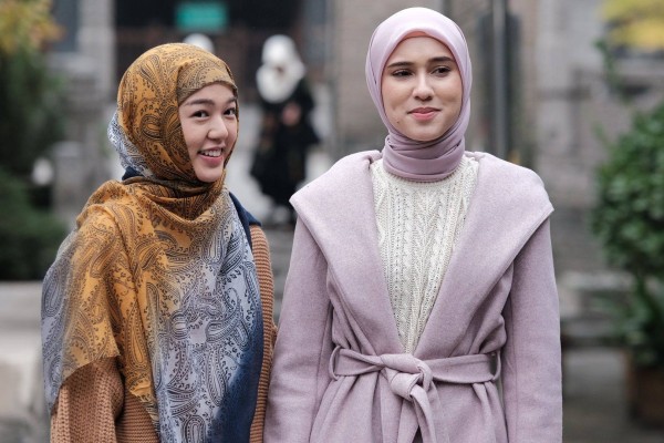 A scene from “Assalamualaikum Beijing 2: Lost in Ningxia” featuring actors Yasmin Napper (right) and Gabriella Ekaputri. Photo: Imperial Picture