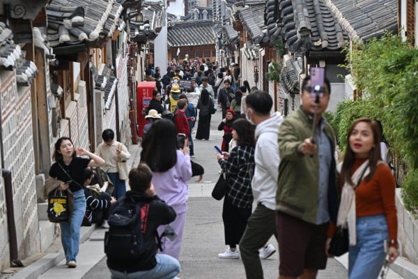 An alley crowded with tourists in central Seoul’s Bukchon Hanok Village. Photo: Korea Times An alley crowded with tourists in central Seoul’s Bukchon Hanok Village. Photo: Korea Times