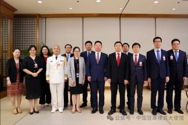 Jing Quan (centre), China’s new ambassador to the Philippines, has vowed to safeguard Beijing’s national interests while serving as a bridge to stabilise China-Philippines relations. Photo: QQ.com Jing Quan (centre), China’s new ambassador to the Philippines, has vowed to safeguard Beijing’s national interests while serving as a bridge to stabilise China-Philippines relations. Photo: QQ.com