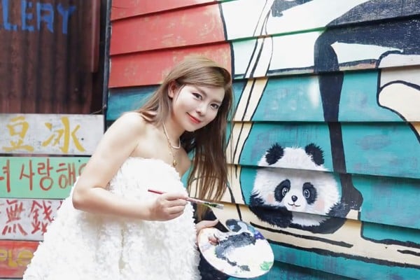Shen Shishi with her finished painting of a panda. Photo: Handout
Shen Shishi with her finished painting of a panda. Photo: Handout