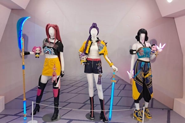 Life-size mannequins display the signature costumes of the girl group Huntrix at a KPop Demon Hunters pop-up in Seoul. Photo: The Korea Times Life-size mannequins display the signature costumes of the girl group Huntrix at a KPop Demon Hunters pop-up in Seoul. Photo: The Korea Times