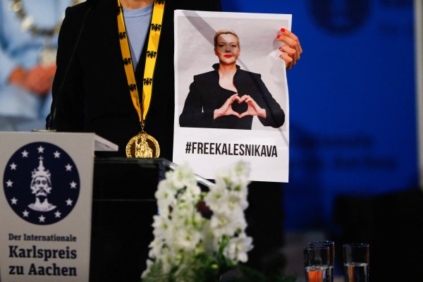 Tatsiana Khomich holds up a picture of her detained sister Maria Kalesnikava after accepting a prize on her behalf in 2022. Kalesnikava is one of those now due to be released by the authorities in Belarus. Photo: Reuters