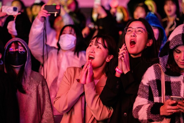 K-pop fans react during a concert in Seoul in 2023. Photo: AFP