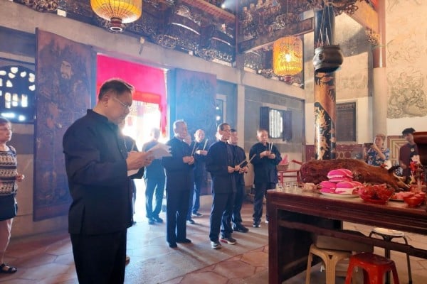The Khoo elders observe the Tung Chen prayer ceremony in the ancestral hall of the Long San Tong Khoo Kongsi on December 20. Photo: Ushar Daniele
