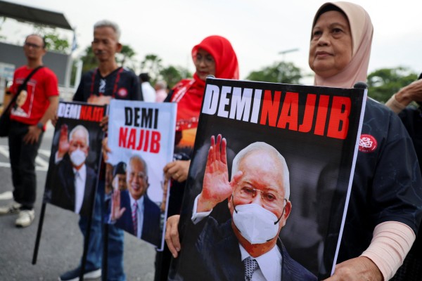 Supporters of former Malaysian prime minister Najib Razak gather outside the Palace of Justice in Putrajaya on December 26, ahead of a High Court verdict in his 1MDB-linked corruption and money laundering case. Photo: Reuters
