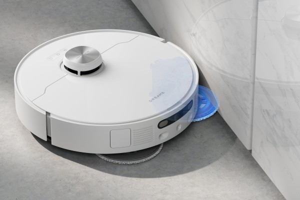 A Dreame 10s Ultra robot vacuum cleaner. Photo: Dreame