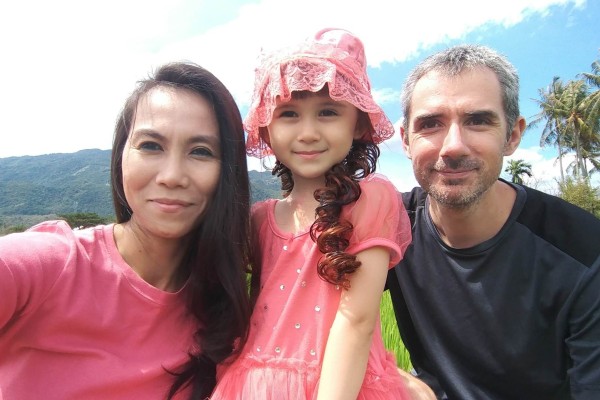 Stranded in Kuala Lumpur, Frida Pigny (left) found unexpected kindness from a Malaysian woman, who helped her family reach the airport on time. Photo: Facebook/aljamalulai

