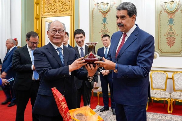 Hours before Caracas was rocked by explosions on Saturday, Venezuelan President Nicolas Maduro (right) held a three-hour meeting with Qiu Xiaoqi, China’s special envoy appointed by President Xi Jinping. Photo: handout