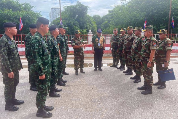 Commanders of the Royal Thai Army (left) and Royal Cambodian Army meeting in no man’s land at the Thai-Cambodia border on December 27, 2025.  Photo:  Royal Thai Army/AFP