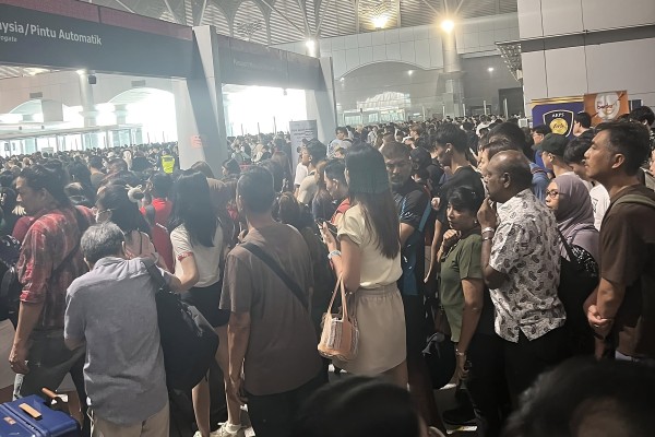 An image circulated on social media on Saturday shows a crowd of travellers waiting to pass through automated immigration gates at the Malaysia-Singapore border. Photo: Facebook 
