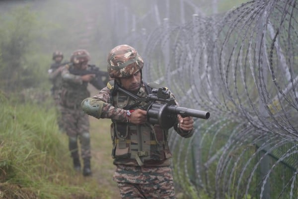 Indian soldiers take part in a military drill during a media tour ahead of India’s Independence Day, near the Line of Control that divides India and Pakistan at Sunderbani, Jammu and Kashmir, India, on August 12, 2025. Photo: AP