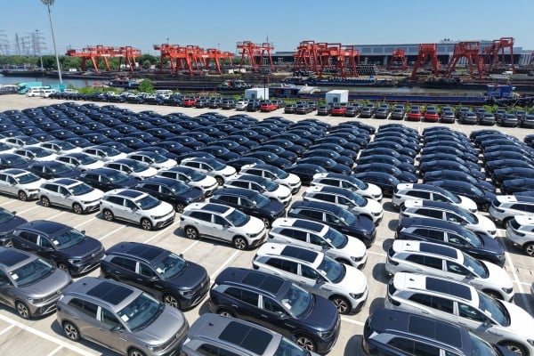 A drone photo taken on June 29 shows electric vehicles parked at an export terminal at the Hangzhou section of the Beijing-Hangzhou Grand Canal in Hangzhou, east China’s Zhejiang province. Photo: Xinhua