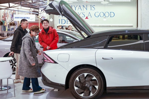Customers check out an EV at a shopping center in Wuhan, in central China’s Hubei province, on January 14, 2026. Photo: Xinhua