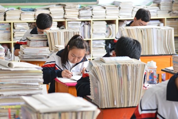 Students study at a high school in Renxian county, Hebei province, on May 7, 2015. Photo: Xinhua