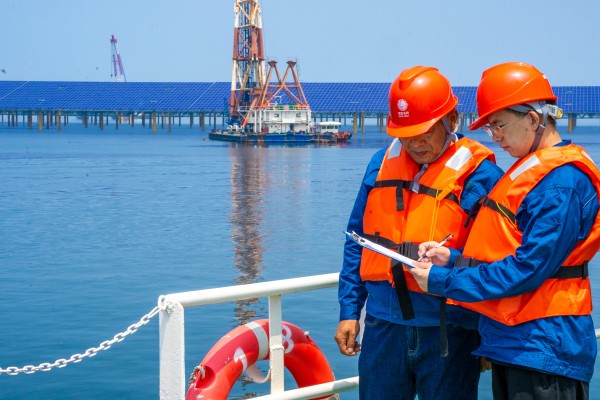 Staff members of the State Grid Yantai electric power supply company work at an offshore photovoltaic power project in the waters of Zhaoyuan city, eastern China’s Shandong province on November 15, 2024. Photo: Xinhua