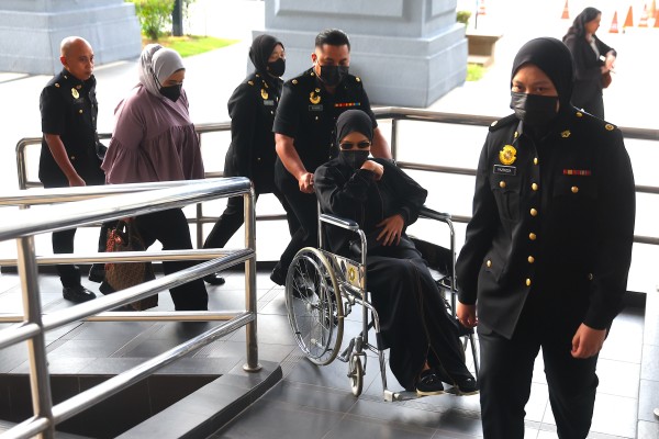 Former Malaysian army chief Muhammad Hafizuddeain Jantan’s wife, Salwani Anuar, is escorted in a wheelchair by Malaysian Anti-Corruption Commission officers at the Kuala Lumpur Court on January 22. She and her husband are facing multiple charges under Malaysia’s anti-money-laundering law.
Photo: EPA