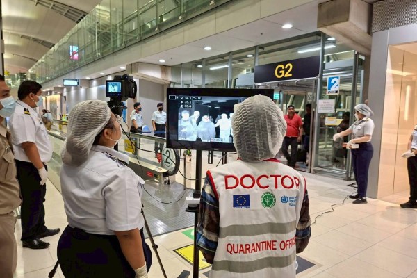 Quarantine doctors monitor thermal screening of passengers from India at Bangkok’s Suvarnabhumi Airport on Sunday after Thailand increased health checks due to Nipah virus cases in West Bengal. Photo: AP