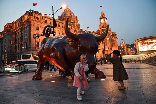 Children play next to The Bund Bull sculpture in Shanghai on April 9, 2025. Photo: AFP Children play next to The Bund Bull sculpture in Shanghai on April 9, 2025. Photo: AFP
