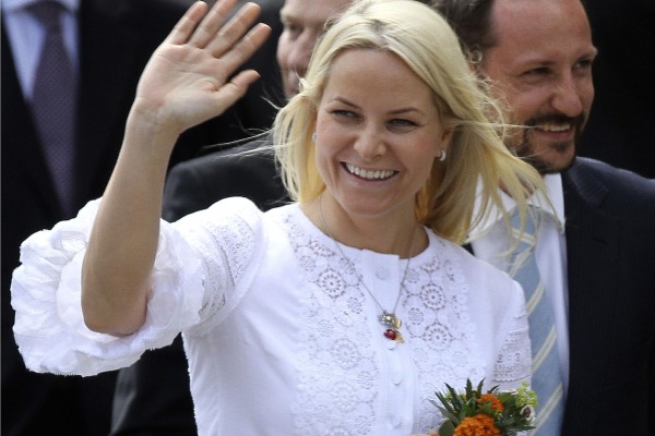 Norwegian Crown Pricess Mette-Marit waves to the waiting crowd in Stralsund, Germany, in June 2010.  Photo: AP