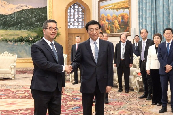 KMT vice-chairman Hsiao Hsu-tsen (left) meets Wang Huning (right), mainland China’s top Taiwan affairs official, on Wednesday in Beijing. Photo: CNA