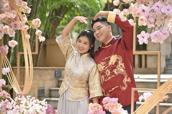 A couple participates in a group wedding in August, in China’s Guangdong province. Photo: Getty Images