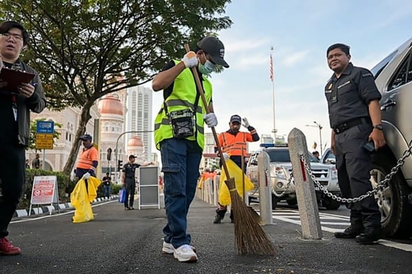 Mohamed Nuh Qurasaini Kayat serves his court-ordered community service sentence at Dataran Merdeka, Kuala Lumpur, on Friday. Photo: CNA
Mohamed Nuh Qurasaini Kayat serves his court-ordered community service sentence at Dataran Merdeka, Kuala Lumpur, on Friday. Photo: CNA