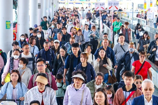 Crowds of travellers at the Shenzhen Bay Bridge border crossing on Thursday. Photo: Dickson Lee