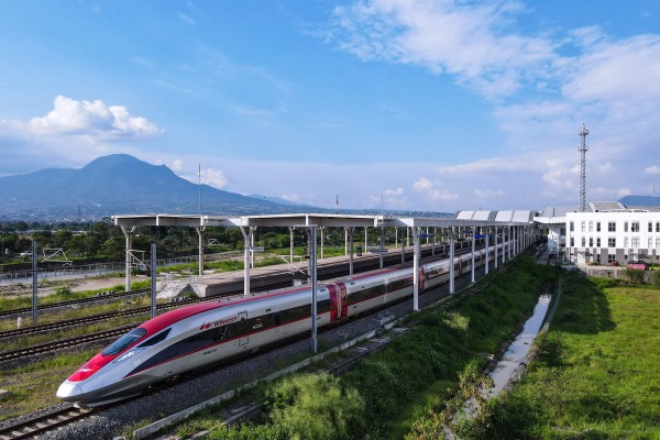 A high-speed train leaves Tegalluar Station, located along the Jakarta-Bandung High-Speed Railway in Indonesia. Photo: Xinhua