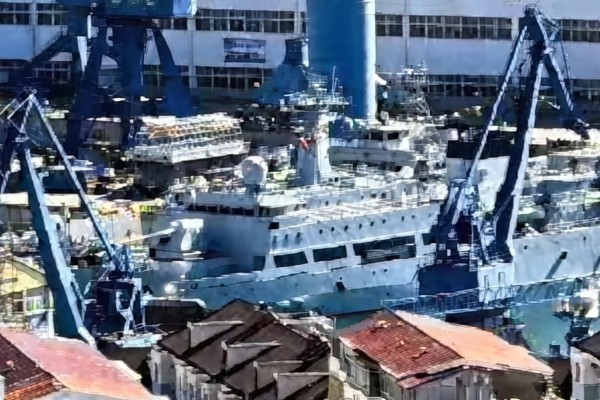 Photos of China’s new 155mm weapon mounted on the bow of a test vessel have recently emerged on Chinese social media. Photo: Handout