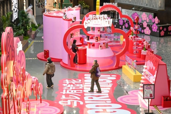 Retail therapy: Chinese consumers have been spending more cautiously and saving more amid uncertain job prospects. Photo: Xinhua