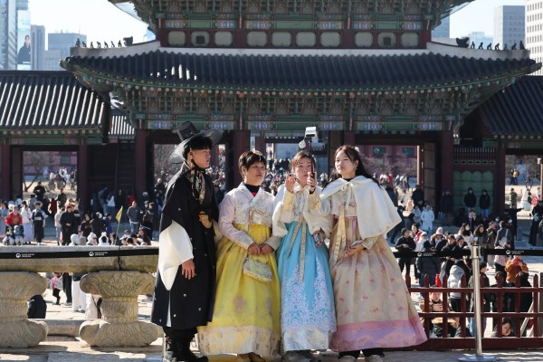 Visitors wear traditional Korean attire in Seoul on February 17. South Korea saw a sharp influx of Chinese tourists over the Lunar New Year holiday period that ended on Monday. Photo: EPA
Visitors wear traditional Korean attire in Seoul on February 17. South Korea saw a sharp influx of Chinese tourists over the Lunar New Year holiday period that ended on Monday. Photo: EPA