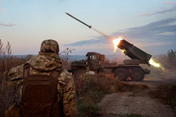 Ukrainian soldiers fire a multiple rocket launch system towards Russian troops near the frontline town of Kostiantynivka in Donetsk, Ukraine, on October 23, 2025. Photo: Reuters