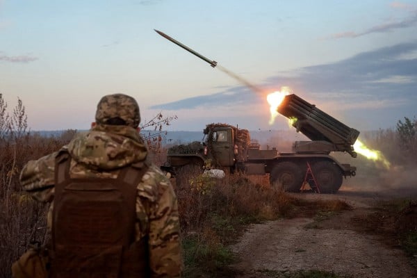 Ukrainian soldiers fire a multiple rocket launch system towards Russian troops near the frontline town of Kostiantynivka in Donetsk, Ukraine, on October 23, 2025. Photo: Reuters Ukrainian soldiers fire a multiple rocket launch system towards Russian troops near the frontline town of Kostiantynivka in Donetsk, Ukraine, on October 23, 2025. Photo: Reuters