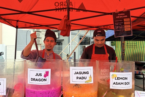 Asyraf Ahmad (left) sells drinks at his Ramadan stall after switching his business model from food. Photo: Ushar Daniele