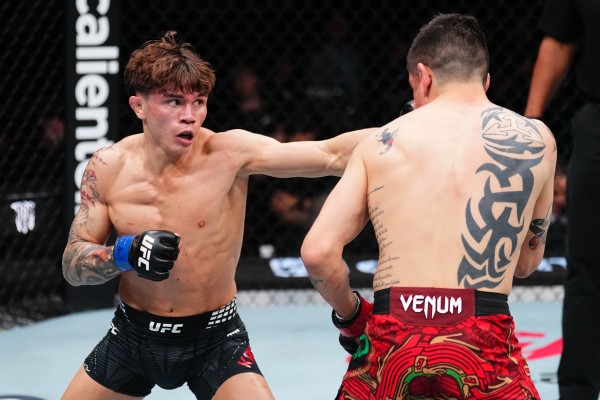 Lone’er Kavanagh (left), who has a Hong Kong mother, beat Mexico’s Brandon Moreno in a flyweight bout on UFC Fight Night in Mexico City last month. Photo: Zulla LLC Lone’er Kavanagh (left), who has a Hong Kong mother, beat Mexico’s Brandon Moreno in a flyweight bout on UFC Fight Night in Mexico City last month. Photo: Zulla LLC