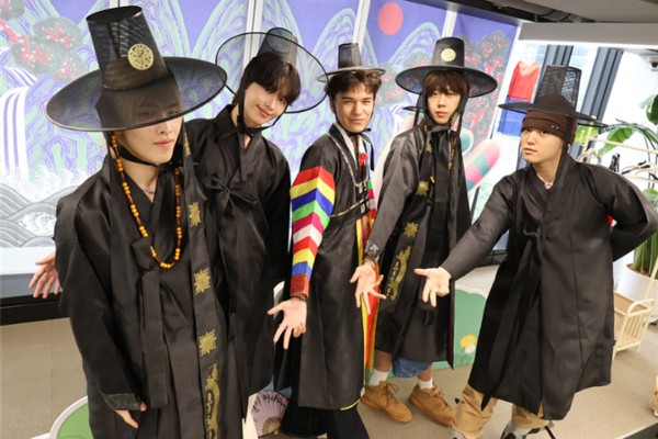 Foreign tourists in Seoul pose in Saja Boys costumes from the Netflix animation KPop Demon Hunters. Photo: courtesy of Seoul Metropolitan Government
