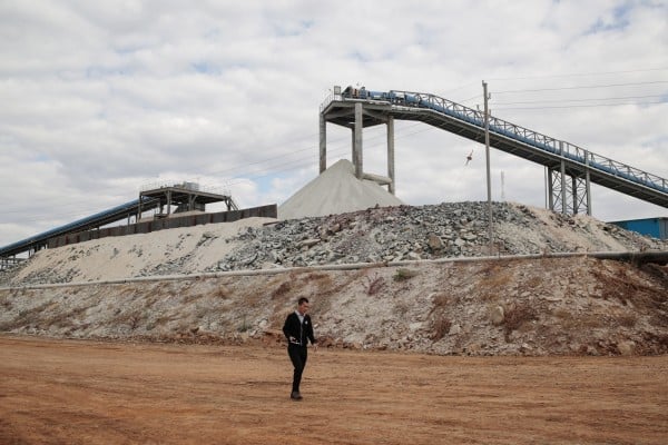 Zimbabwe, Africa’s largest lithium producer, abruptly suspended exports of raw lithium minerals and concentrates, moving its 2027 deadline forward. Other African nations are also finding ways to assert greater control over their raw resources. Photo: EPA-EFE Zimbabwe, Africa’s largest lithium producer, abruptly suspended exports of raw lithium minerals and concentrates, moving its 2027 deadline forward. Other African nations are also finding ways to assert greater control over their raw resources. Photo: EPA-EFE