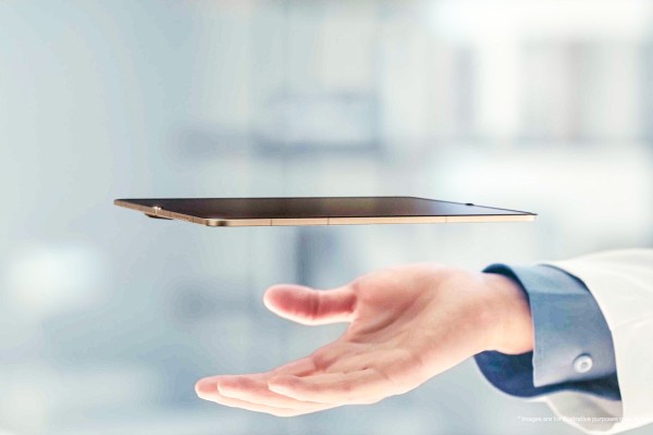 The crease on Find N6’s screen is virtually imperceptible, according to Oppo. Photo: Handout