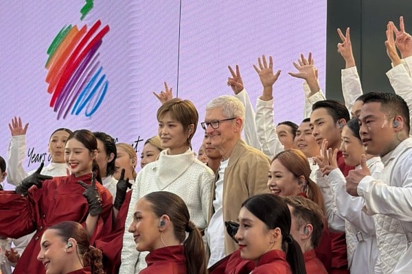 Apple CEO Tim Cook interacted with celebrities and customers at an Apple Store in Chengdu on Wednesday. Photo: Weibo Apple CEO Tim Cook interacted with celebrities and customers at an Apple Store in Chengdu on Wednesday. Photo: Weibo
