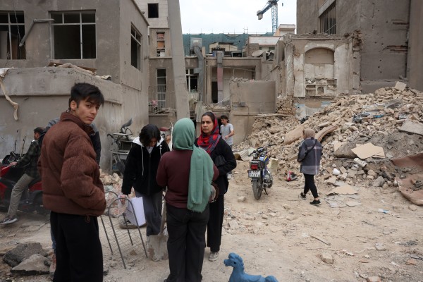 Iranians stand next to damaged residential buildings in southern Tehran on March 15 amid ongoing US-Israeli attacks against Iran. Photo: EPA Iranians stand next to damaged residential buildings in southern Tehran on March 15 amid ongoing US-Israeli attacks against Iran. Photo: EPA