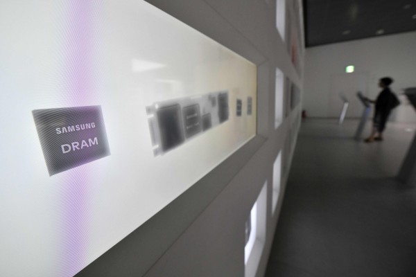 A screen shows an image of a Samsung DRAM in the company’s showroom in Seoul, August 2, 2019. Photo: AFP