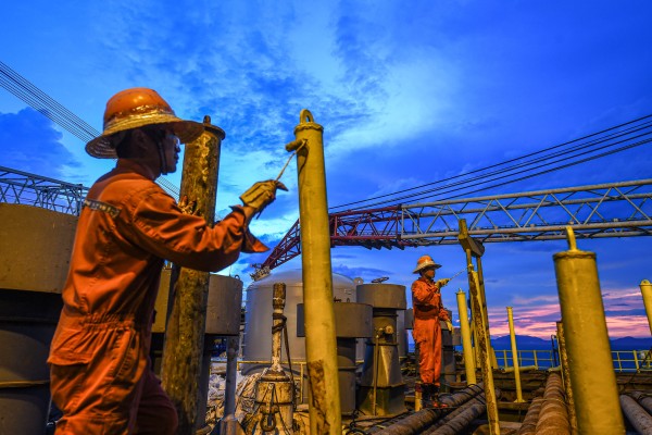Workers maintain well-drilling facilities on a Chinese offshore oil platform in the northern waters of the South China Sea. Photo: Xinhua