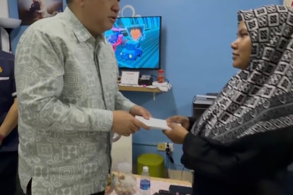 Transport Minister Anthony Loke visits family of motorcyclist killed in suspected drunk-driving incident. Photo: Handout Transport Minister Anthony Loke visits family of motorcyclist killed in suspected drunk-driving incident. Photo: Handout