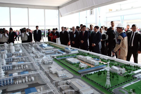 In this 2013 image, President Xi Jinping stands alongside a model of the purification plant in Turkmenistan’s Galkynysh gas field during an opening ceremony. Photo: Getty Images