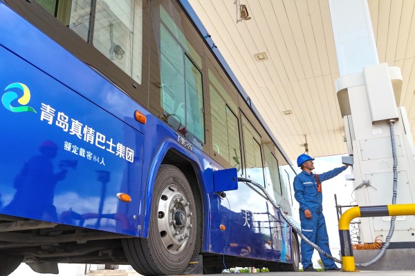 A bus is refuelled with hydrogen from a fuel cell in China’s Shandong province. Photo: Getty Images
