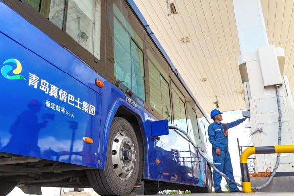 A bus is refuelled with hydrogen from a fuel cell in China’s Shandong province. Photo: Getty Images
A bus is refuelled with hydrogen from a fuel cell in China’s Shandong province. Photo: Getty Images