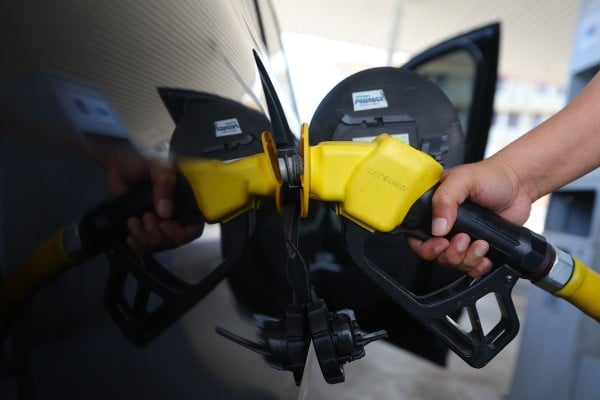 A man fills his car with RON95 petrol at a station in Malaysia on March 25. Photo: EPA A man fills his car with RON95 petrol at a station in Malaysia on March 25. Photo: EPA